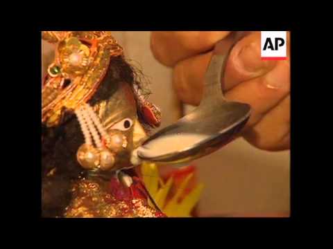 HONG KONG : HINDU MIRACLE : MILK OFFERING TO STATUES IN TEMPLE
