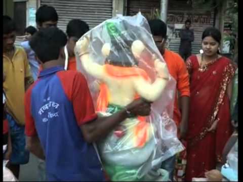 19 sep, 2012 - Devotees in Mumbai bring home idols of elephant headed God on occasion