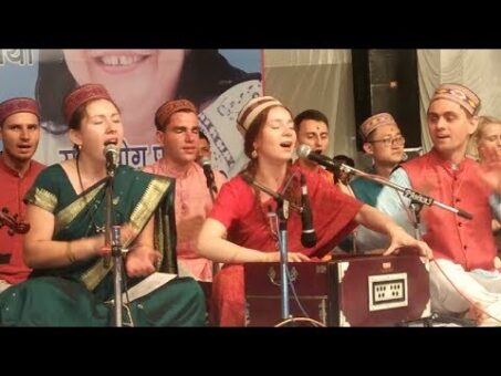 English people singing hindu prayer song in chhindwara अंग्रेजो द्वारा हिंदूभजन संध्या छिंदवाडा 2019