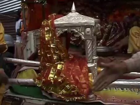 Hindu Shrine : Himalayan Temple Lord Badrinath Dham in Uttarakhand