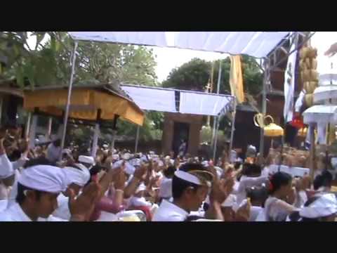Kuningan Day | Balinese Hindu Holiday - Bali Temple Ceremony