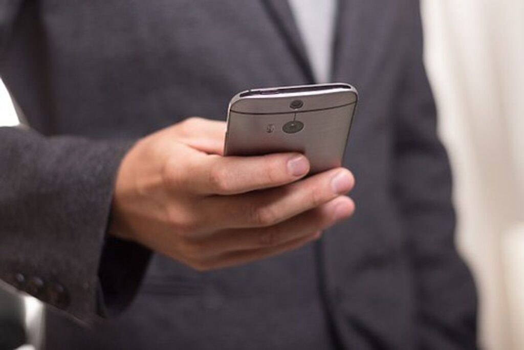 Cellular phones and the Companies They Keep 1 HIRE A CELL-PHONE HACKER