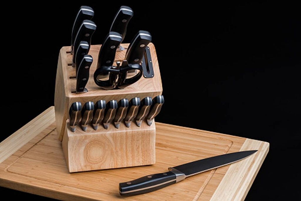 The way to Select the Right Cooking Knives 1 Select the Right Cooking Knives
