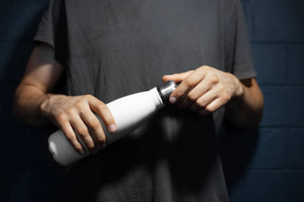Solid Benefits of Using a Stainless Steel Water Bottle 1 stainless steel water bottle