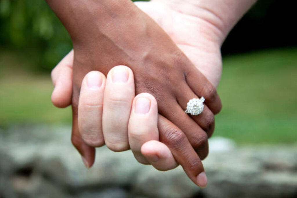 Oval Engagement Rings: Embracing Timeless Elegance 1 bijouterie à Montréal