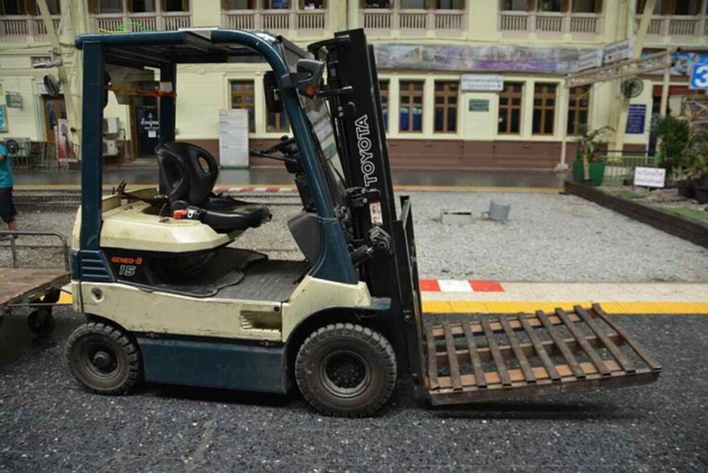 The Advantages of Having Quick Attach Pallet Forks 1 The Red Barn Guy