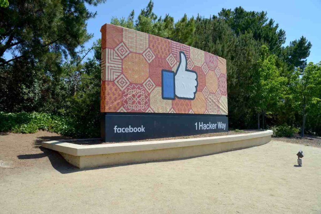 Facebook: Telling Your Brand’s Story through Posts and Videos 3 Facebook