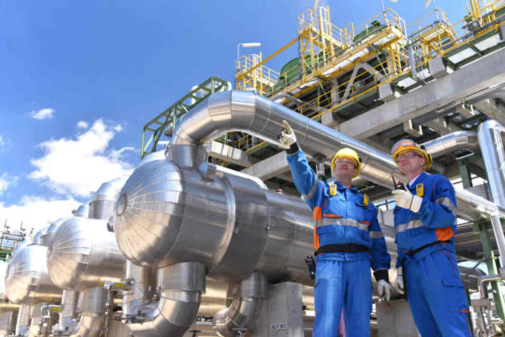 Del Mar Energy: Leading the Way in Oil Refining and Distribution 1 oil industry